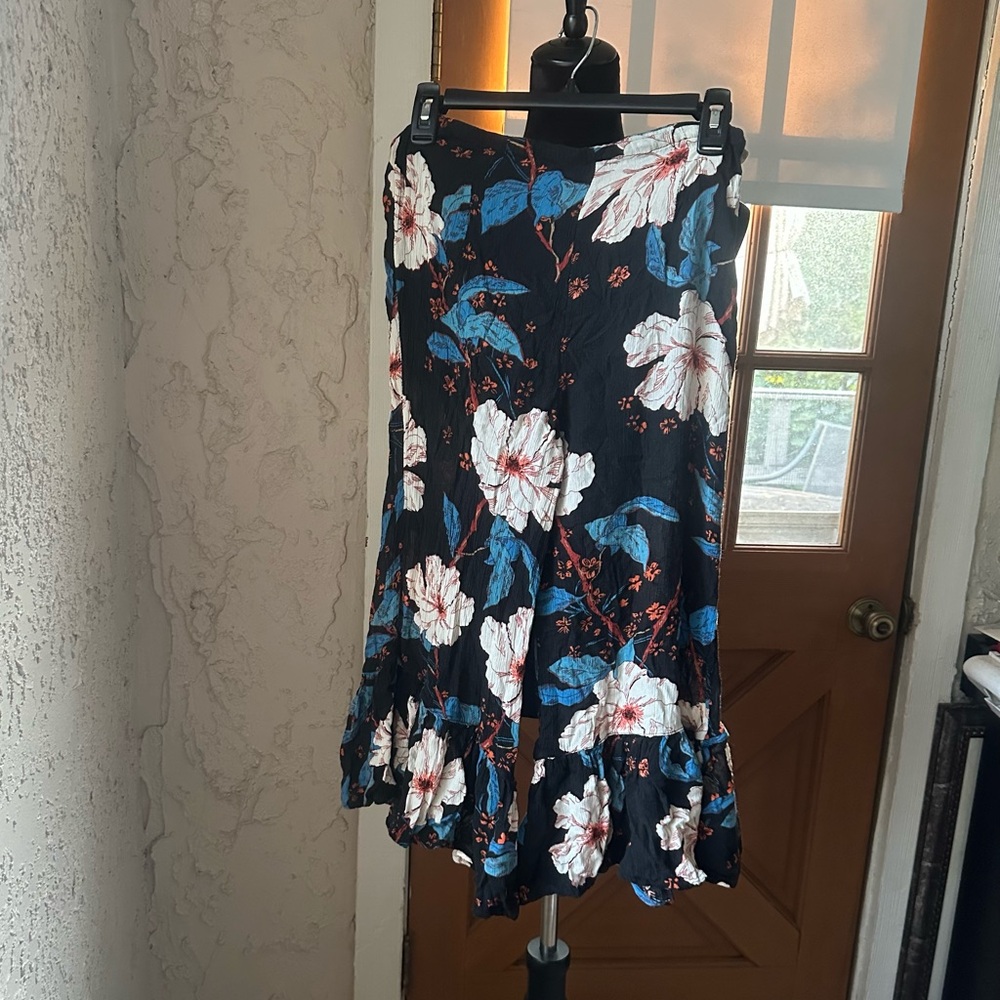 🦋 Billabong Size 29 Tropical Floral Black Cover Up Flowy Capri Pants 🌺🩵
